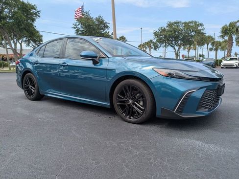 Used 2025 Toyota Camry SE w/ Convenience Package FWD image 2