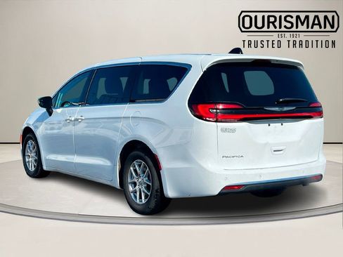 Used 2024 Chrysler Pacifica Touring-L image 4