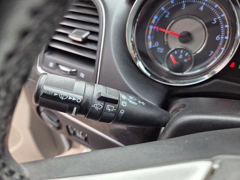 Used 2014 Chrysler Town & Country Touring w/ Driver Convenience Group FWD image 24