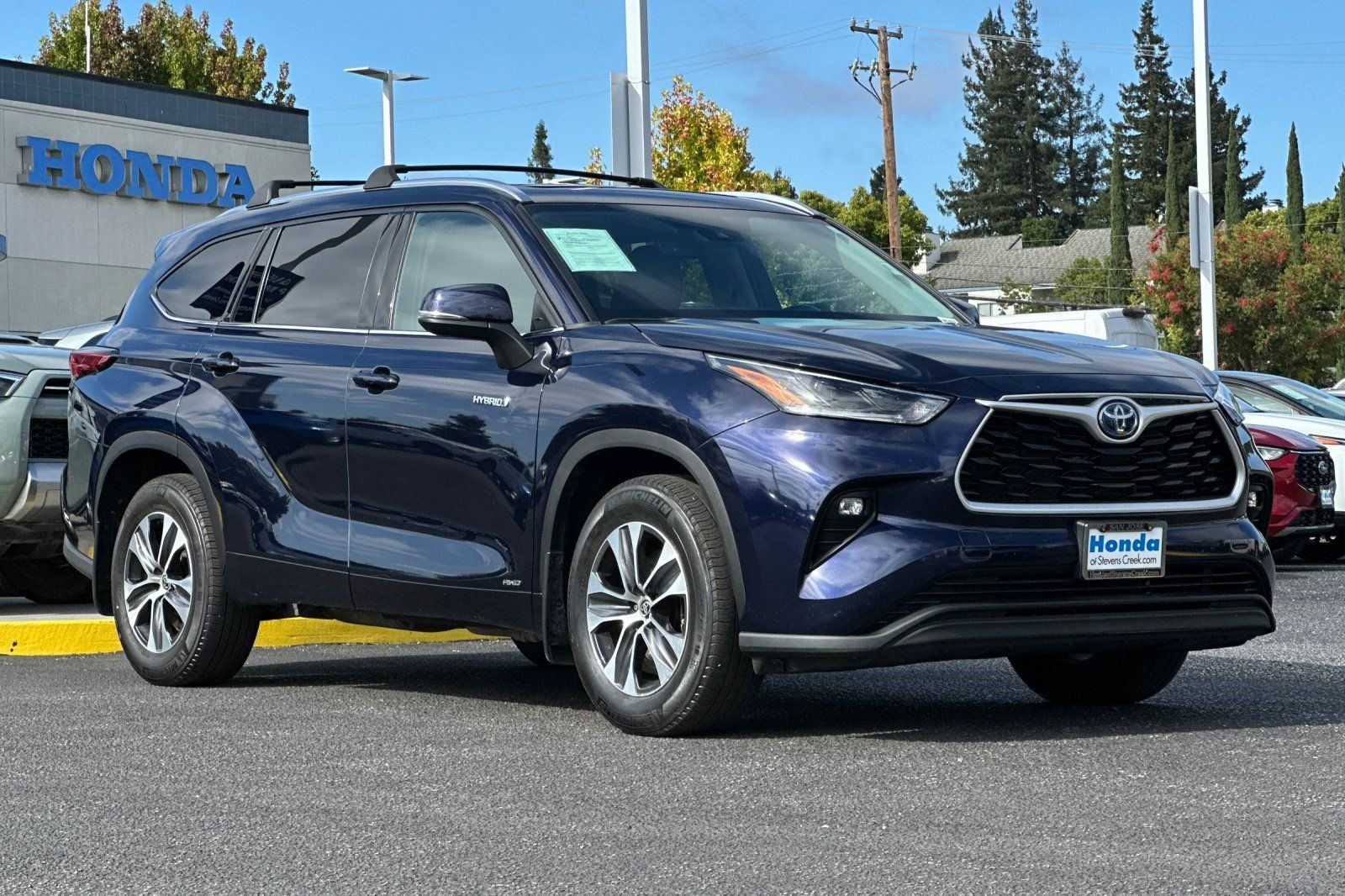 Used 2021 Toyota Highlander XLE AWD/4WD image 6