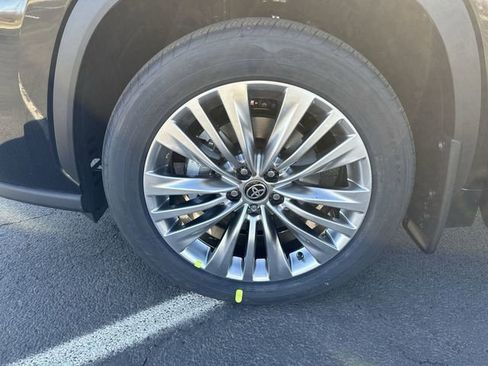 New 2026 Toyota Highlander Platinum image 21