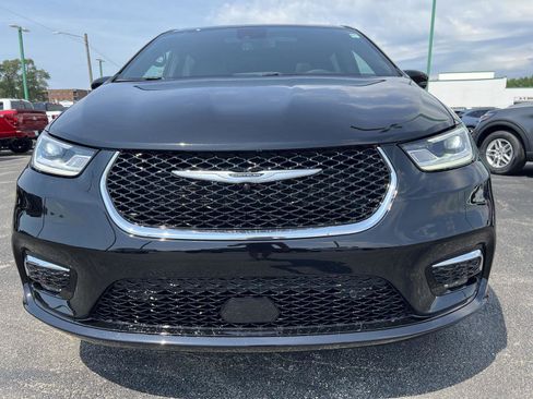 New 2025 Chrysler Pacifica Select w/ Uconnect Theater Family Group image 13