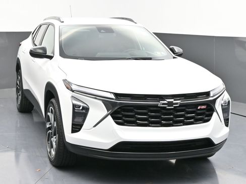 Certified 2025 Chevrolet Trax RS w/ Driver Confidence Package FWD image 2