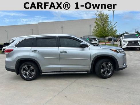 Used 2018 Toyota Highlander Limited Platinum FWD image 2