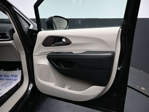 Used 2023 Chrysler Voyager LX FWD image 19