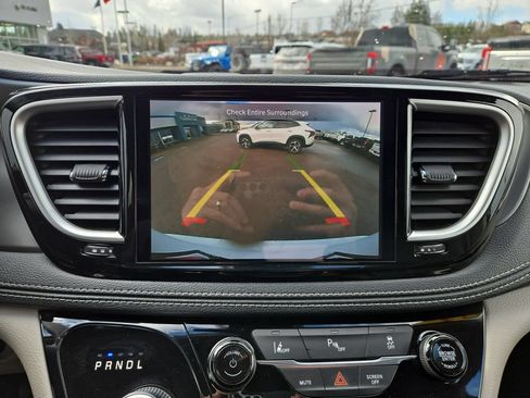 Used 2023 Chrysler Pacifica Touring-L FWD image 25