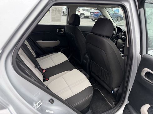 Used 2021 Hyundai Venue SEL image 17