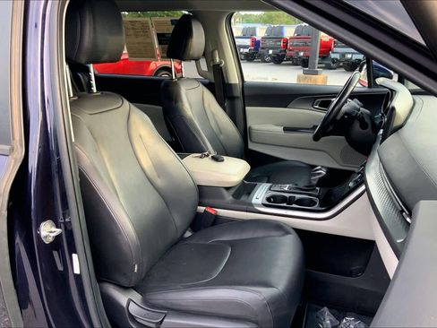 Used 2022 Kia Carnival LX FWD image 9