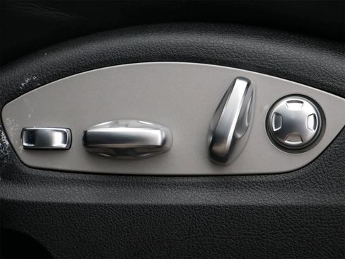 Used 2024 Porsche Macan image 9