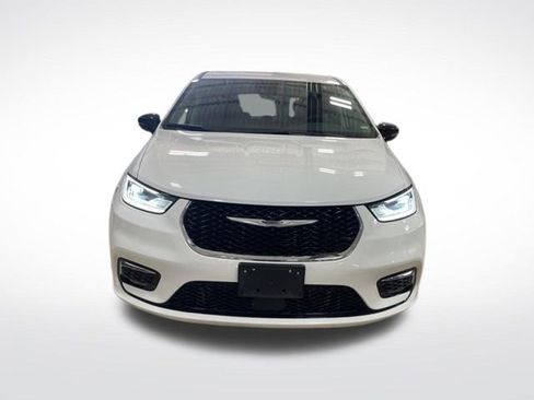 Used 2024 Chrysler Pacifica Touring-L image 5