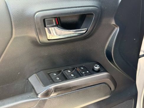 Used 2018 Toyota Tacoma TRD Off-Road AWD/4WD image 20