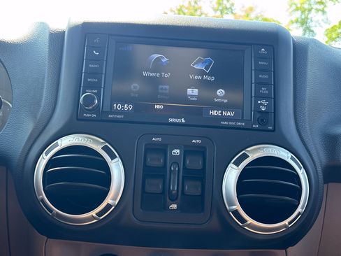 Used 2017 Jeep Wrangler Unlimited Sahara w/ Connectivity Group AWD/4WD image 3
