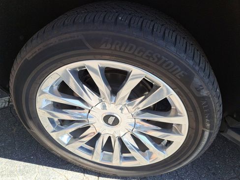 Used 2022 Cadillac Escalade Premium Luxury image 17