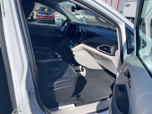 Used 2022 Chrysler Pacifica Touring-L image 31