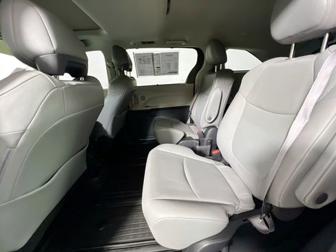 Used 2022 Toyota Sienna XLE w/ XLE Plus Package FWD image 28