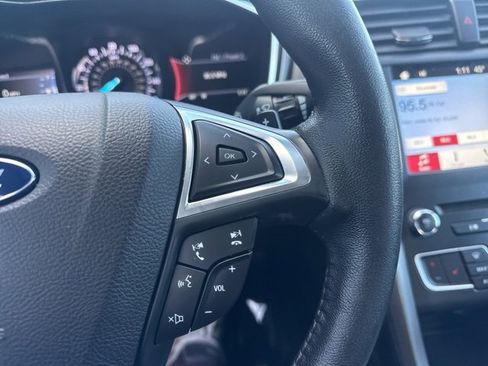 Used 2017 Ford Fusion SE w/ Fusion SE Technology Package image 18