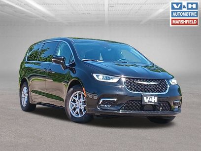 Used 2024 Chrysler Pacifica Touring-L