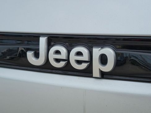 Used 2025 Jeep Grand Cherokee Limited w/ Luxury Tech Group II AWD/4WD image 6
