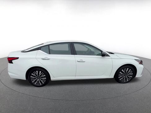 Used 2025 Nissan Altima 2.5 SV image 16
