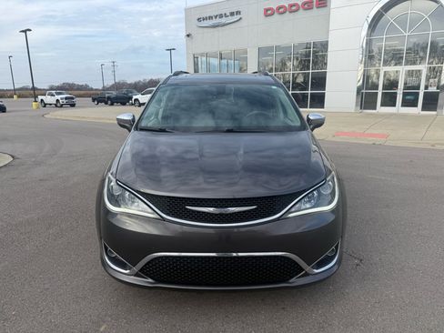 Used 2017 Chrysler Pacifica Limited image 8