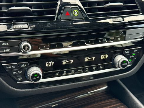 Used 2020 BMW 530e w/ Premium Package image 19