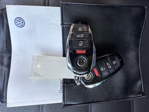 Used 2016 Volkswagen Touareg Sport image 36