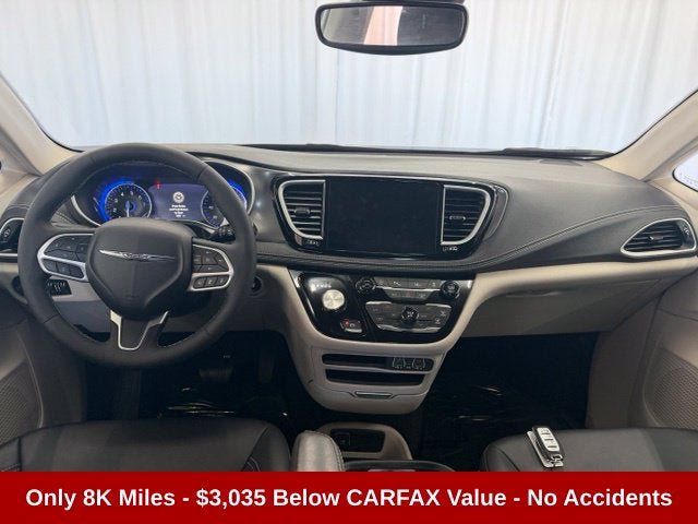 Used 2024 Chrysler Pacifica Touring-L FWD image 11