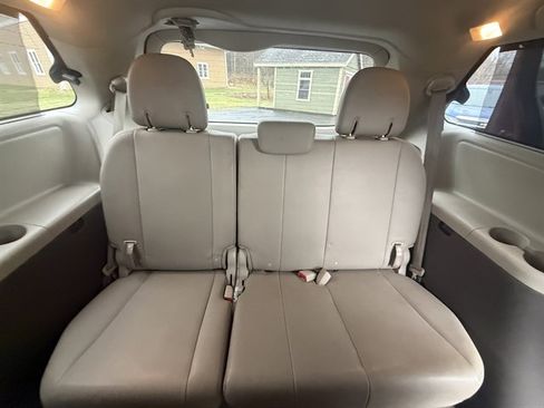 Used 2018 Toyota Sienna XLE image 25