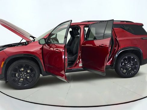 Used 2026 Chevrolet Traverse RS w/ LPO, Floor Liner Package FWD image 11