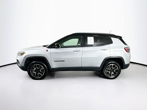 Used 2025 Jeep Compass Trailhawk AWD/4WD image 4