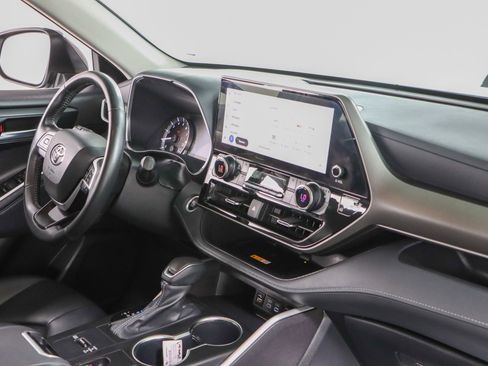 Used 2024 Toyota Highlander XLE FWD image 28