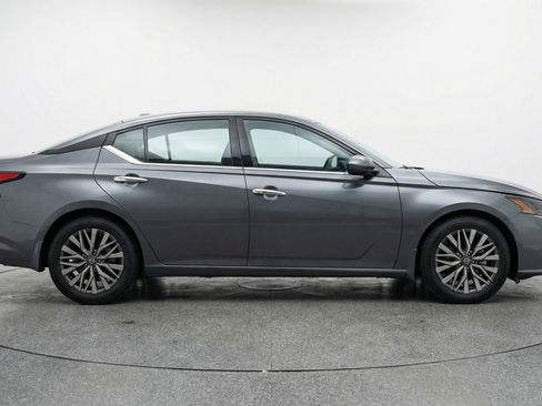 Used 2025 Nissan Altima 2.5 SV FWD image 11
