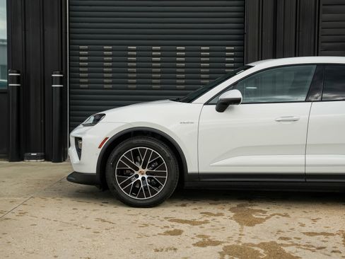 Certified 2025 Porsche Macan Electric image 11