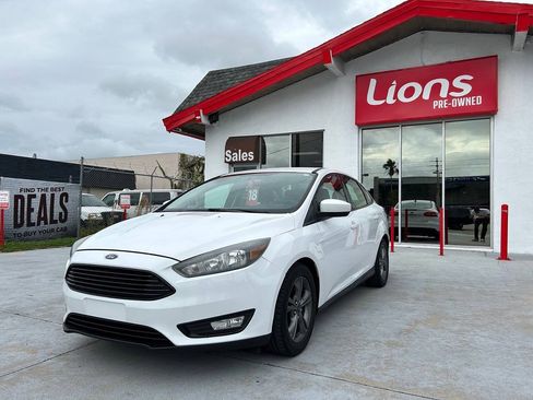 Used 2018 Ford Focus SE w/ SE Appearance Package FWD image 3