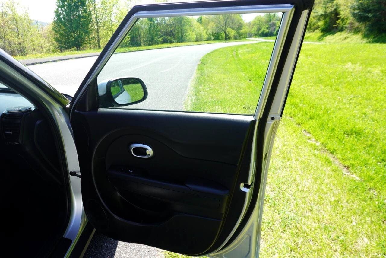 Used 2019 Kia Soul + FWD image 19