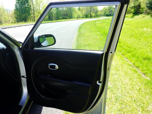 Used 2019 Kia Soul + FWD image 19