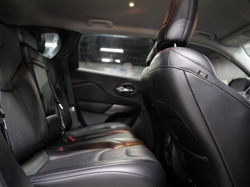 Used 2019 Jeep Cherokee Limited w/ Technology Group FWD image 19