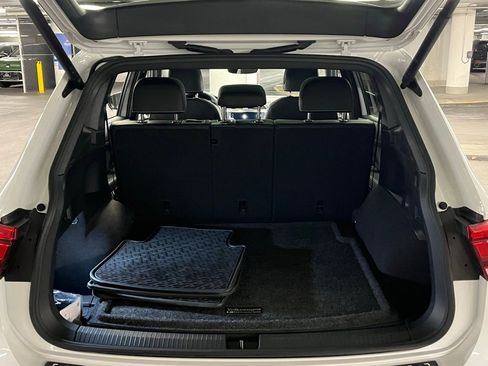 Used 2022 Volkswagen Tiguan SEL R-Line image 36