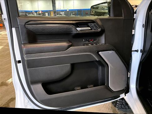 Used 2024 GMC Sierra 1500 AT4X image 9