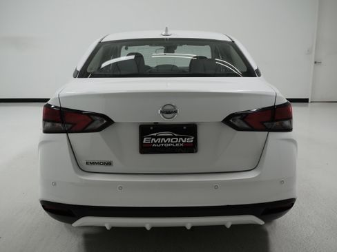 Used 2022 Nissan Versa SV image 5