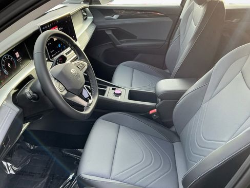 New 2026 Volkswagen Tiguan SE image 9