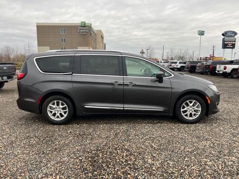Used 2020 Chrysler Pacifica Touring-L image 5