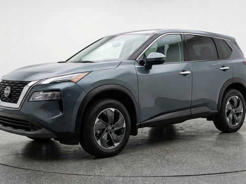 Used 2025 Nissan Rogue SV image 3