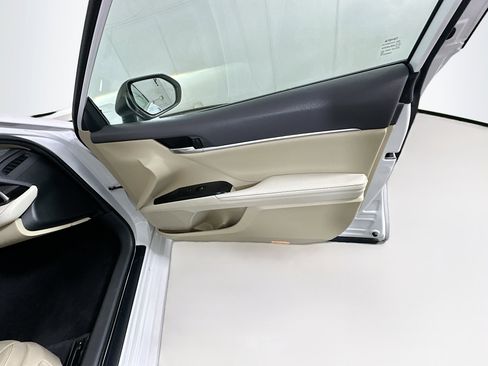 Used 2020 Toyota Camry XLE image 31