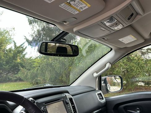 Used 2018 Nissan Titan SV w/ SV Convenience Package image 23