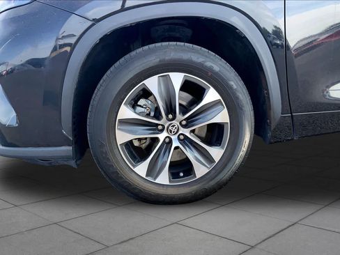 Used 2023 Toyota Highlander XLE FWD image 11