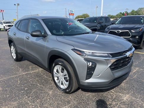 Used 2025 Chevrolet Trax LS w/ Driver Confidence Package FWD image 3