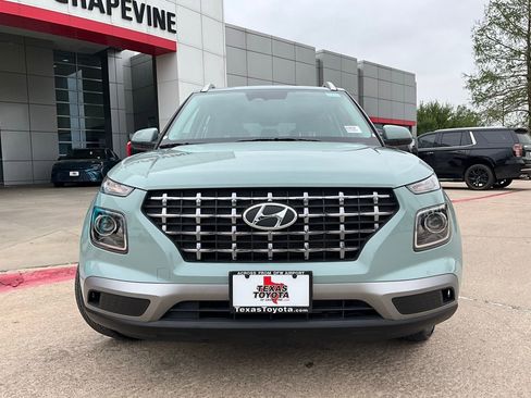 Used 2025 Hyundai Venue SEL image 3