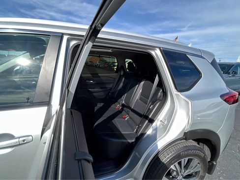 Used 2023 Nissan Rogue SV w/ SV Premium B Package image 10