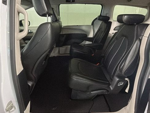 Used 2024 Chrysler Pacifica Touring-L FWD image 30